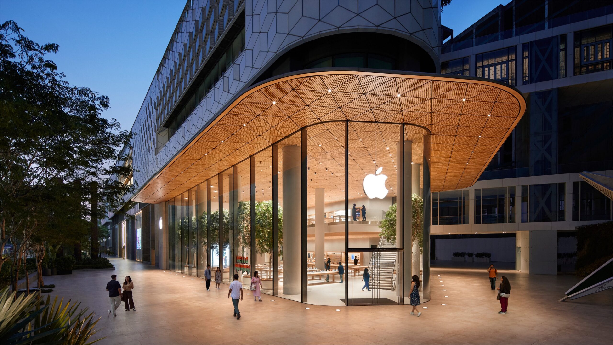 Apple’s Opens Its First Store In Mumbai, India, Tim Cook Welcomes Customers
